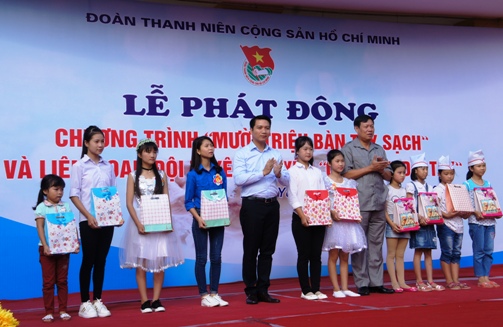Bí thư Trung ương Đoàn Nguyễn Ngọc Lương và lãnh đạo Tỉnh ủy Hưng Yên tặng quà Trung thu cho các em thiếu nhi
