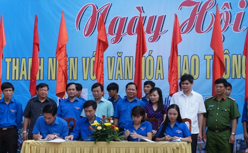 Cũng trong chương trình buổi lễ, các huyện, thị, thành đoàn và đoàn trực thuộc của tỉnh đoàn Phú Thọ cùng ký cam kết hưởng ứng tuyên truyền, đảm bảo an toàn giao thông trên địa bàn tỉnh Phú Thọ.
