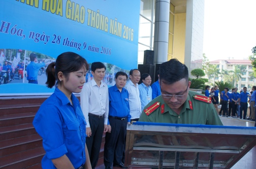 Các đơn vị tham gia ký cam kết hưởng ứng tuyên truyền, đảm bảo an toàn giao thông trên địa bàn tỉnh Thanh Hóa