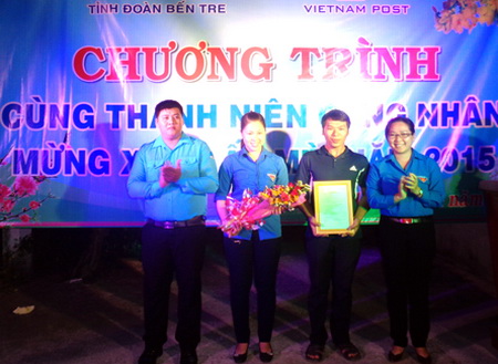 Đồng chí Nguyễn Thị Hồng Nhung cùng đại diện Ủy ban Hội LHTN Việt Nam huyện Châu Thành trao hoa và quyết định ra mắt Chi hội nhà trọ
