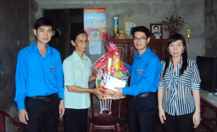 Các đồng chí trong Ban Thường vụ Tỉnh Đoàn Cà Mau tặng quà cho nguyên cán bộ Đoàn người Khmer nhân dịp tết cổ truyền Chol Chnăm Thmây