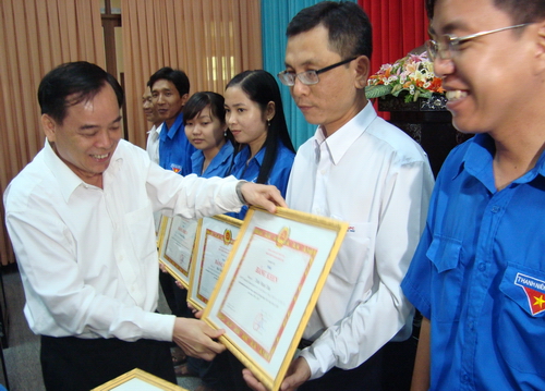 Đồng chí Trần Ngọc Tam, Phó Bí thư Tỉnh ủy trao bằng khen cho các tập thể và cá nhân