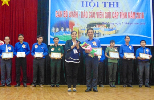 Trao giấy khen đạt giải nhất cho thí sinh Thái Vĩnh Bảo – Bí thư Huyện Đoàn Bình Tân