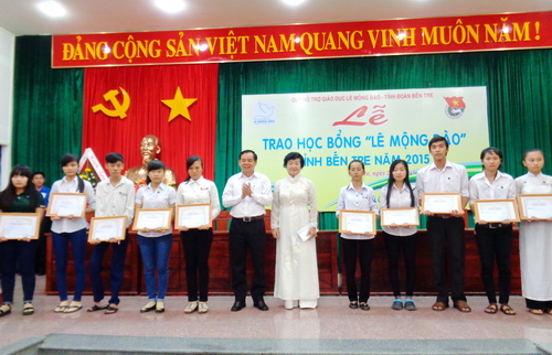 Trao học bổng Lê Mộng Đào cho học sinh nghèo, hiếu học