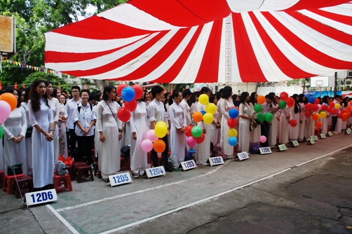 Các em học sinh Trường PTTH Việt Đức tham dự Ngày khai trường