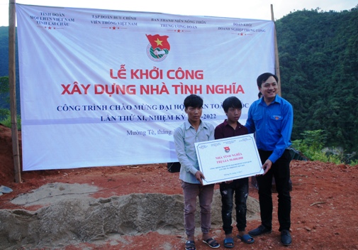 Bí thư Đoàn thanh niên Tập đoàn VNPT trao tặng biển tượng trưng 50 triệu đồng xây dựng nhà tình nghĩa cho 02 em
