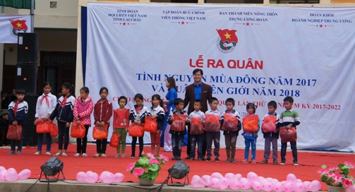 Thường trực tỉnh Đoàn Lai Châu tặng quà cho các em học sinh nghèo vượt khó và các hộ gia đình khó khăn