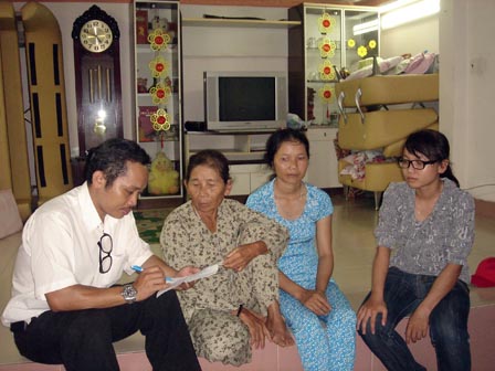 Các phụ huynh, thí sinh chia sẻ tâm trạng cùng PV VTC News tại nhà cô Huệ.