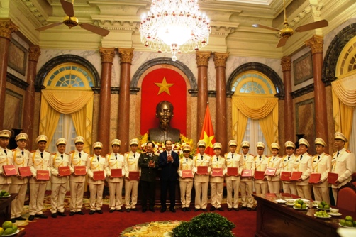 Chủ tịch nước Trần Đại Quang tặng quà cho 20 thanh niên Công an tiêu biểu