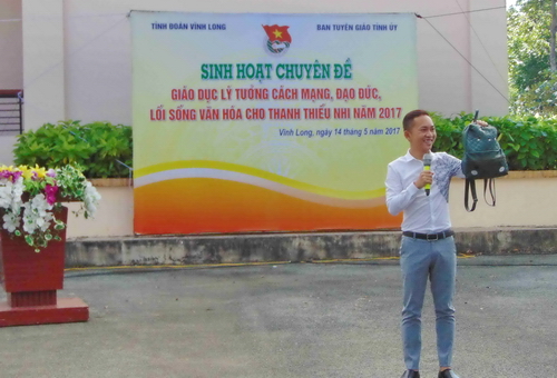 Tiến sĩ tâm lý Nguyễn Hoàng Khắc Hiếu báo cáo bài cho cán bộ, đàon viên thanh niên, đội viên về gia đình và lòng hiếu thảo