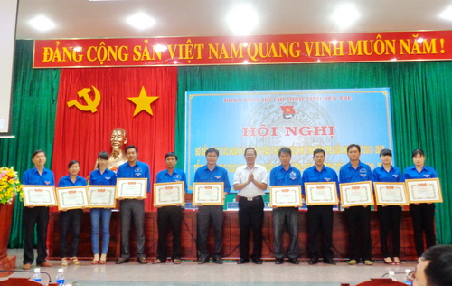 Đồng chí Phan Văn Mãi, Phó Bí thư Tỉnh ủy trao bằng khen cho các tập thể