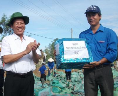 Đ/c Phan Văn Mãi - Bí thư TW Đoàn thăm hỏi động viên tặng quà ĐVTN tham gia  gia cố đê chống bão lũ