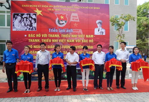 Lãnh đạo Học viện Thanh thiếu niên Việt Nam và Bảo tàng Tuổi trẻ Việt Nam cắt băng khai mạc Triển lãm
