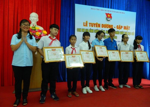 Đồng chí Huỳnh Phương Minh – Phó Bí thư Tỉnh đoàn, Chủ tịch Hội đồng Đội tỉnh trao tặng bằng khen cho các em học sinh vượt khó học giỏi năm học 2015 – 2016
