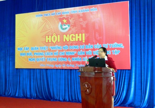 Đồng chí Lê Thị Xuân Phương – Trưởng phòng Lý luận chính trị, Ban Tuyên giáo Tỉnh ủy trình bày các chuyên đề tại Hội nghị