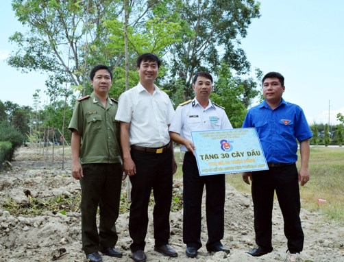 Trao tặng công trình 30 cây dầu thực hiện chương trình “Trường Sa xanh” tại Lữ đoàn 171 Vùng 4 Hải quân.