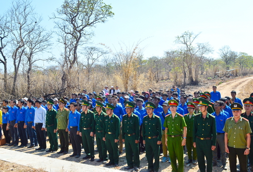 Các đại biểu, chiến sỹ, ĐVTN tham gia lễ Chào Cột mốc tại cột mốc 42 biên giới Việt Nam – Campuchia