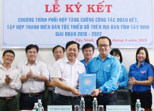 Đại diện UBND tỉnh và Hội LHTN Việt Nam tỉnh kí kết phối hợp