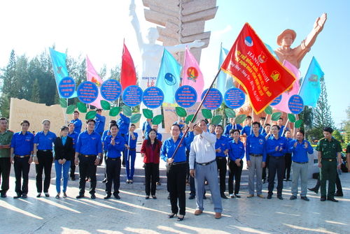 Đồng chí Nguyễn Hữu Phước - Phó Chủ tịch UBND tỉnh trao cờ hành trình Sức trẻ Đồng Khởi năm 2016 cho đồng chí Nguyễn Thị Hồng Nhung - Bí thư Tỉnh đoàn.