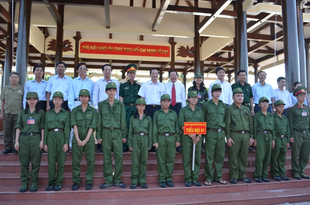 Các đ/c Lãnh đạo tỉnh chụp hình lưu niệm với các học viên và các Điều phối viên, Tiểu đội trưởng