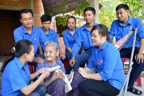 ĐVTN thăm, tặng quà Mẹ Việt Nam anh hùng, gia đình chính sách