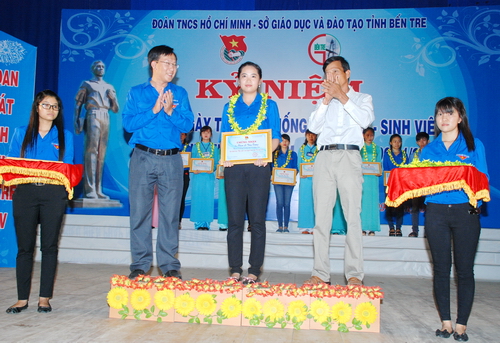 Lãnh đạo Tỉnh đoàn và đại diện gia đình Anh hùng Liệt sĩ Trần Văn Ơn trao chứng nhận Học sinh 3 rèn luyện