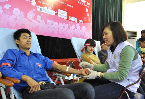 Đông đảo Đoàn viên thanh niên tham gia chương trình Hiến máu cứu người “Sinh mệnh của bạn và tôi”
