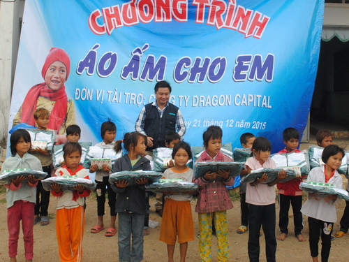 Trao áo ấm cho các em học sinh nghèo tại Gia Lai