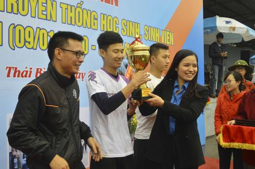 Trao cup vô địch cho đội đội bóng đá ĐTN trường Đại Học Thái Bình