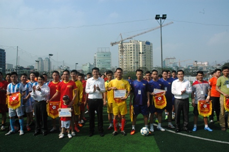 Ban Tổ chức trao cờ lưu niệm cho các đội bóng tham gia