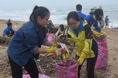 ĐVTN tham gia thu gom rác tại bãi biển thành phố Tuy Hòa.