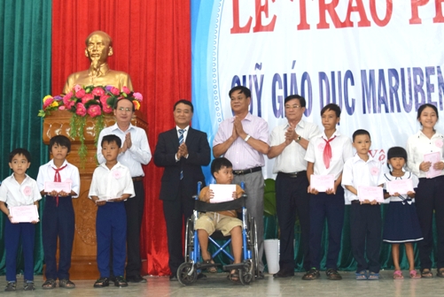 Hình: Ban Tổ chức trao phần thưởng cho cá học sinh nghèo huyện Tuy An