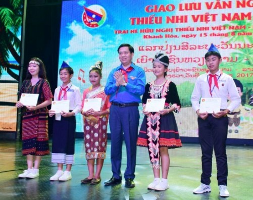 Trung ương Đoàn TNCS Hồ Chí Minh trao 5 suất học bổng, mỗi suất trị giá 3 triệu đồng cho 05 thiếu nhi Lào có thành tích xuất sắc trong học tập và rèn luyện
