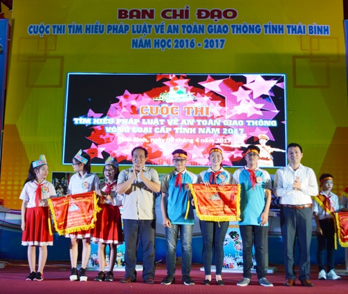 Đ/c Nguyễn Thanh Tuấn, Bí thư Tỉnh đoàn, Chủ tịch Hội đồng Đội tỉnh Thái Bình trao tặng cờ cho đội giải nhất