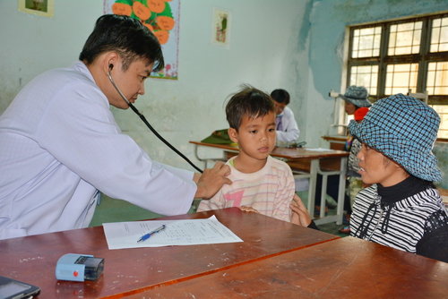 Các y bác sĩ của Bệnh viện Chợ Rẫy và Bệnh viện Răng - Hàm - Mặt TP Hồ Chí Minh đã tổ chức khám bệnh, phát thuốc miễn phí cho người dân