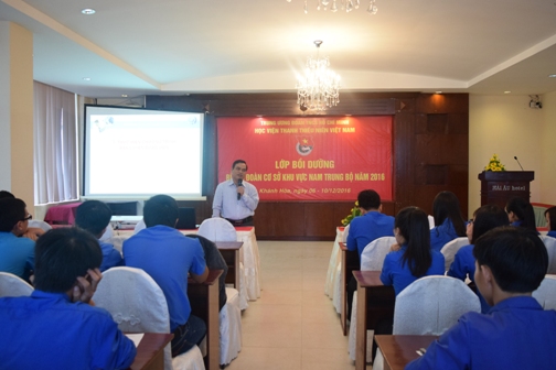 DSC1046: Thạc sĩ Lê Văn Ri – Giám đốc Trung tâm Thanh thiếu niên miền Trung bồi dưỡng các chuyên đề về xây dựng và hoạt động Đoàn cơ sở cho các Bí thư Đoàn cơ sở