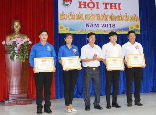 Bí thư Tỉnh đoàn Trần Lê Duy trao giải cho các thí sinh đạt giải bảng A