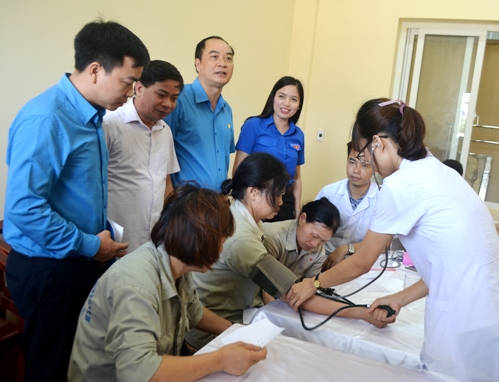 CLB Thầy thuốc trẻ tỉnh Thái Bình đã tổ chức tư vấn, khám, cấp phát thuốc miễn phí cho công nhân có hoàn cảnh khó khăn