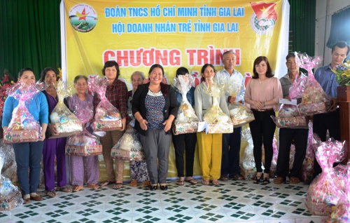 Trao tặng quà cho bà con vùng lũ huyện Phù Mỹ, tỉnh Bịnh Định