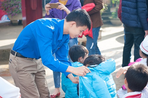Đồng chí Vũ Minh Thảo - Bí thư Đoàn TN cơ quan Trung ương Đoàn tặng áo ấm cho các em nhỏ
