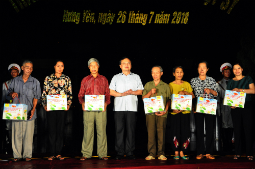 đồng chí Đỗ Tiến Sỹ - Ủy viên Trung ương Đảng, Trưởng đoàn đại biểu Quốc hội tỉnh đã trao tặng 10 suất quà cho 8 gia đình chính sách 