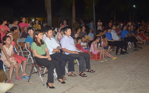 Đông đảo nhân dân và thanh thiếu nhi của xã Đội Cấn, thành phố Tuyên Quang xem phim về Chủ tịch Hồ Chí Minh