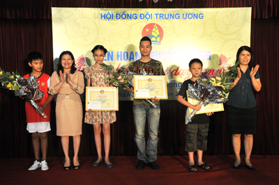 Đ/c Nguyễn Thị Hà (áo vàng) trao giải cho các đội tuyển đạt giải tại liên hoan