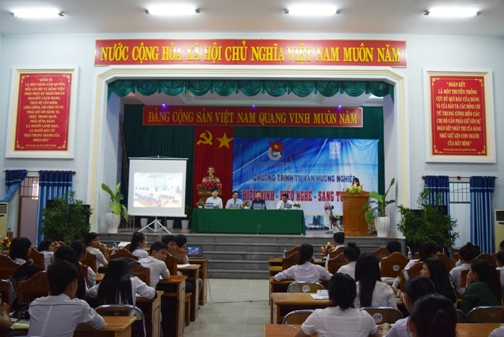 Hình: Quang cảnh Chương trình Tư vấn hướng nghiệp dành cho học sinh khối THPT ở huyện Tuy An