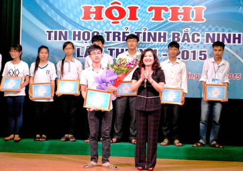 Đồng chí Nguyễn Thị Hà, Phó Bí thư Tỉnh ủy trao giải Nhất khối THPT cho thí sinh Nguyễn Đắc Sang, Trường THPT Chuyên Bắc Ninh. 