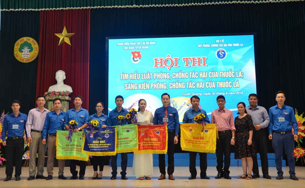 Ban Tổ chức tặng cờ cho các đội đạt giải tại Hội thi