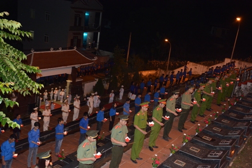 ĐVTN tham gia thắp nến tri ân cấp tỉnh tại nghĩa trang Liệt sỹ huyện Hạ Lang