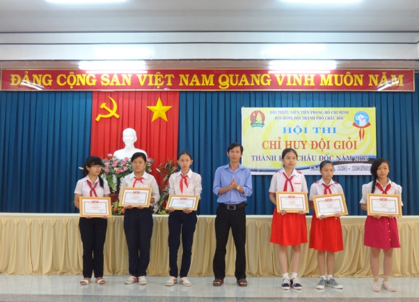  BTC Hội thi trao giấy khen cho các cá nhân đã đạt thành tích cao tại Hội thi.