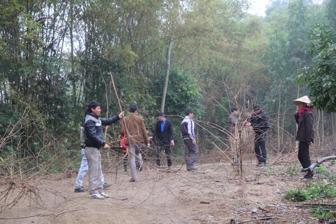 Đoàn viên Chi đoàn cơ quan Tỉnh Đoàn tham gia giúp đỡ gia đình đồng chí Trần Văn Hùng đang là chiễn sỹ cảnh sát biển chỉnh trang sân vườn.  