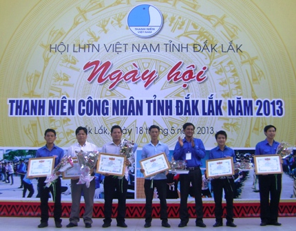 Phó Bí thư Tỉnh Đoàn, Chủ tịch Hội LHTNVN tỉnh - Y Nhuân Byă trao giải Nhất, Nhì, Ba và Khuyến khích cho các Đoàn về tham dự Ngày Hội Thanh niên công nhân tỉnh Đắk Lắk năm 2013